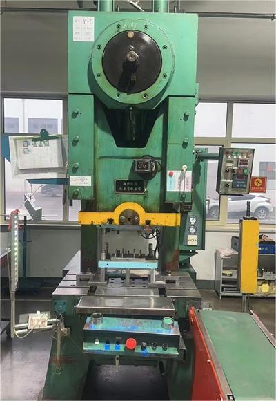 8、100T單發(fā)沖壓機.jpg