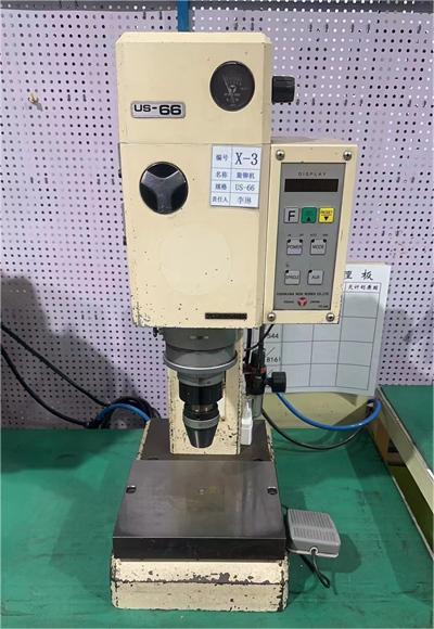 16、旋轉(zhuǎn)鉚接機.jpg